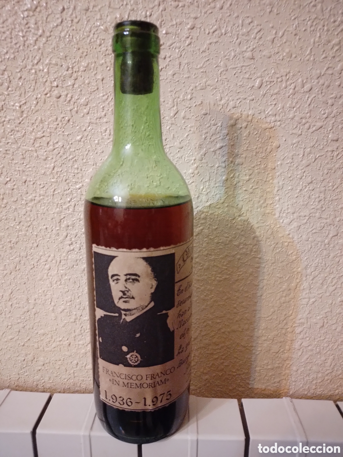 Collection of wines and liquors: Botella de vino conmemorando el 36 aniversario del 1&ordm; de abril de 1939. Ver foto de corcho.