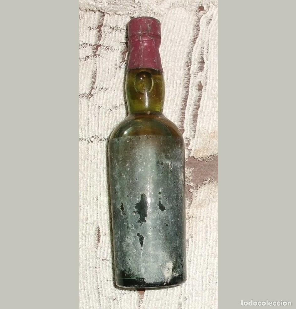 Coleccionismo de vinos y licores: BOTELLIN DE VINO. ETIQUETA EN MAL ESTADO RF-6435