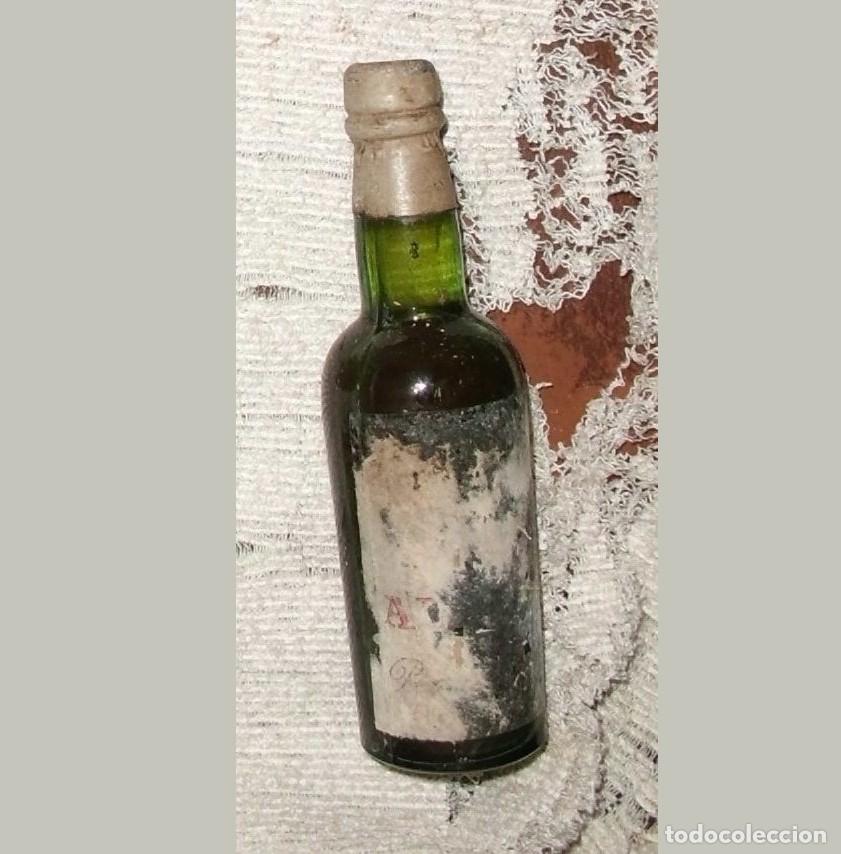 Coleccionismo de vinos y licores: BOTELLIN DE VINO. ETIQUETA EN MAL ESTADO RF-6438