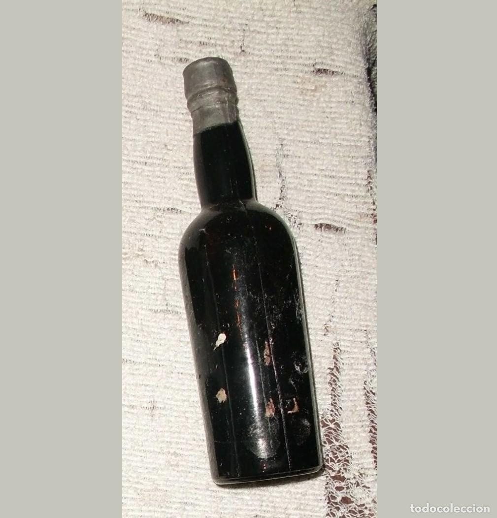 Coleccionismo de vinos y licores: BOTELLIN DE VINO. ETIQUETA EN MAL ESTADO RF-6439