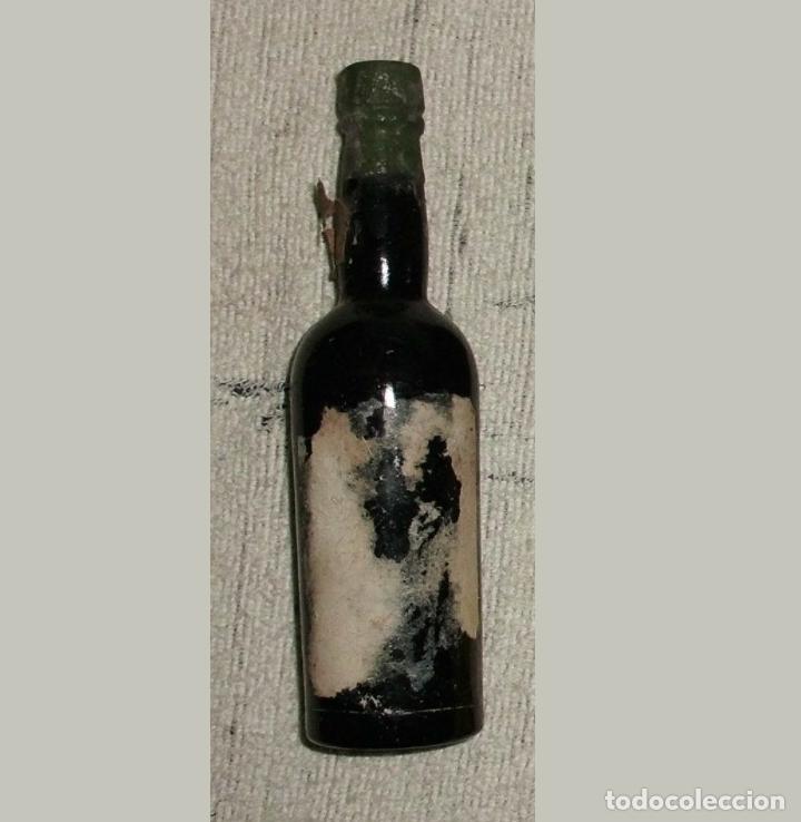 Coleccionismo de vinos y licores: BOTELLIN DE VINO. ETIQUETA EN MAL ESTADO. RF-6446