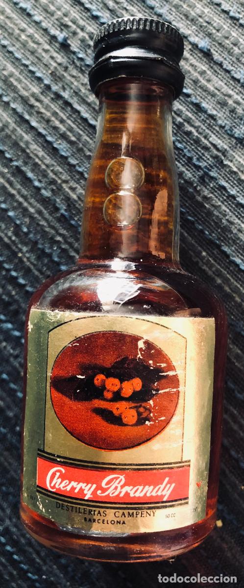 Coleccionismo de vinos y licores: Botellita o botell&iacute;n de cherry brandy Campeny. Barcelona. A&ntilde;os 70. Cerrada.