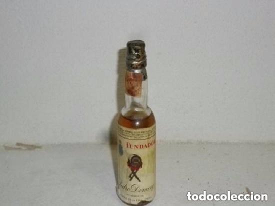 Collection of wines and liquors: ANTIGUO BOTELL&Iacute;N AGUARDENTE POPULAR DE CANA DO A&Ccedil;UCAR DA MADEIRA