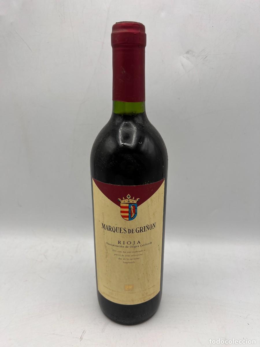 Sammlung von Weinen und Lik&ouml;ren: BOTELLA DE VINO RIOJA. 2000. MARQUES DE GRI&Ntilde;ON. LA RIOJA. 12.5% VOL. 750 ML. 29.4 CM DE ALTO