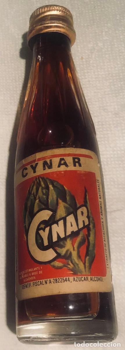 Coleccionismo de vinos y licores: Botellita o botell&iacute;n de licor de alcachofa Cynar. Parma, Italia. A&ntilde;os 70. Cerrada.
