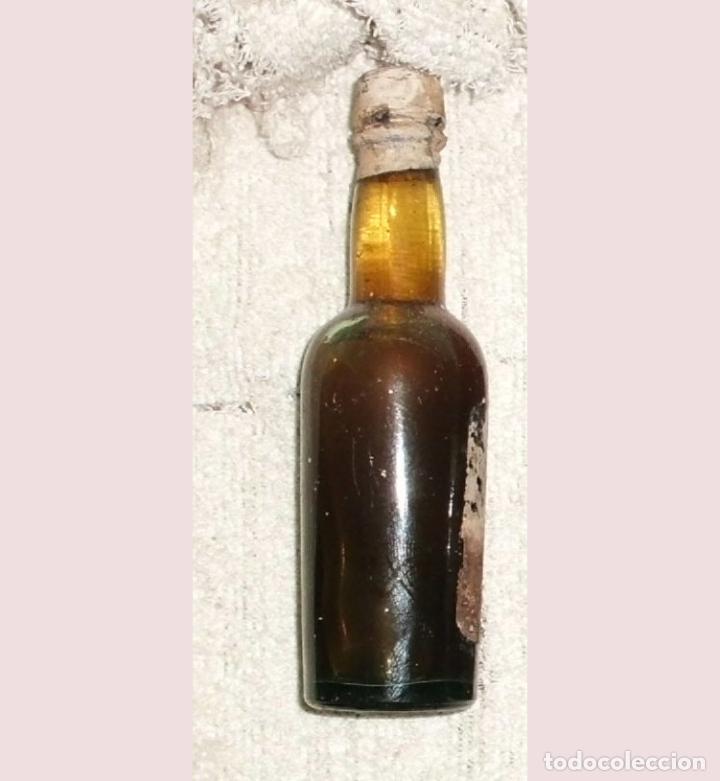 Coleccionismo de vinos y licores: BOTELLIN DE VINO. ETIQUETA EN MAL ESTADO RF-6469