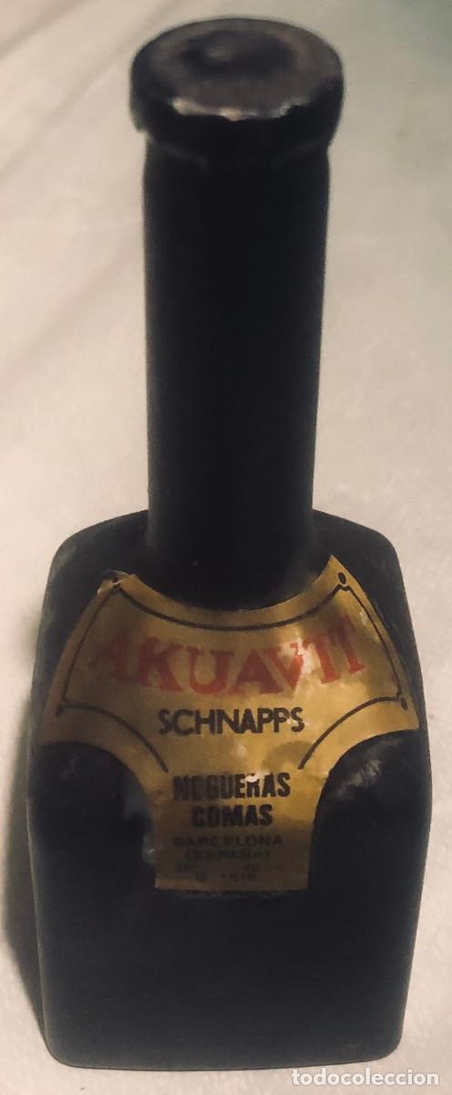 Coleccionismo de vinos y licores: Botellita o botell&iacute;n de licor Akuavit Schnapps. Nogueras Comas, Barcelona. A&ntilde;os 70. Cerrada.