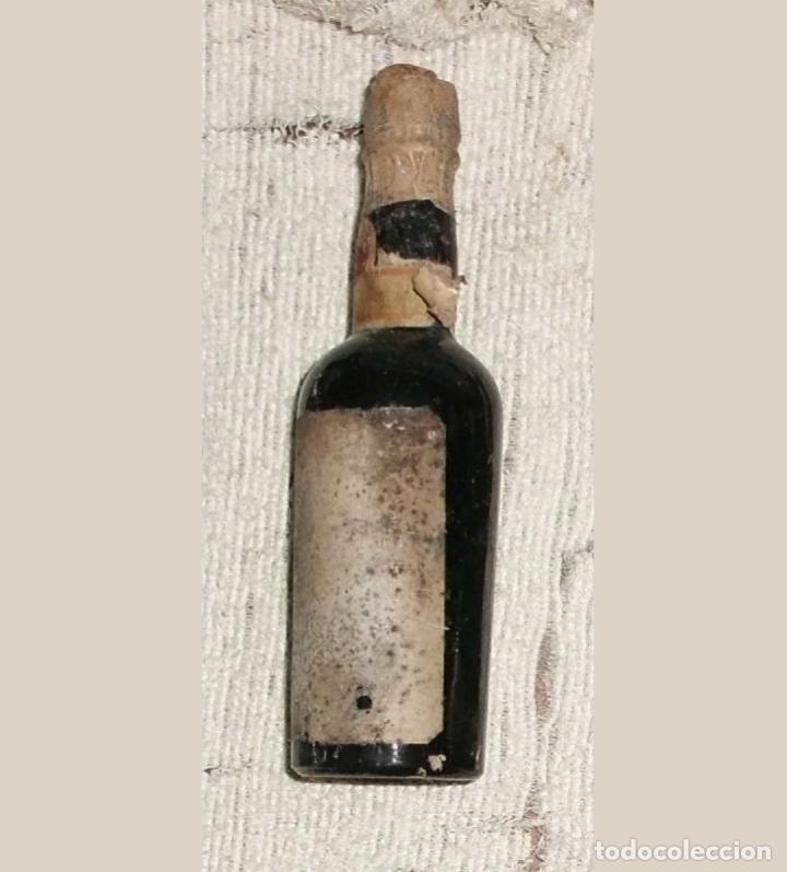 Coleccionismo de vinos y licores: BOTELLIN DE VINO. ETIQUETA EN MAL ESTADO RF-6484