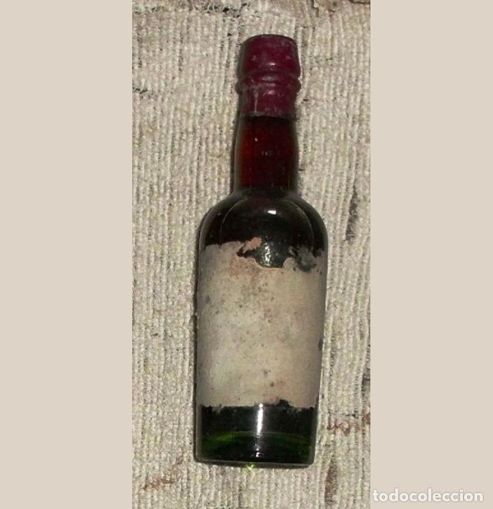 Coleccionismo de vinos y licores: BOTELLIN DE VINO. ETIQUETA EN MAL ESTADO RF-6493