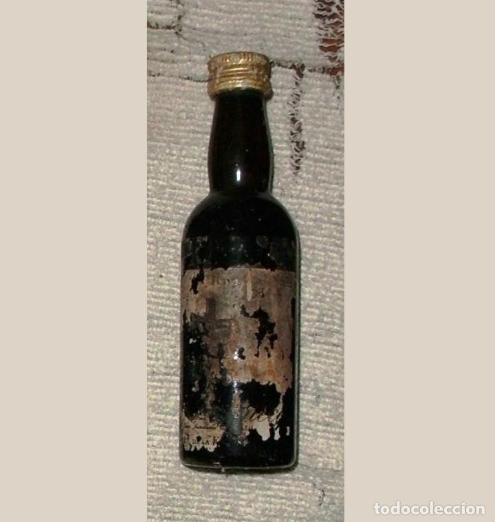 Coleccionismo de vinos y licores: BOTELLIN DE VINO. BODEGAS DE PEDRO DOMECZ. JEREZ. ETIQUETA EN MAL ESTADO RF-6497