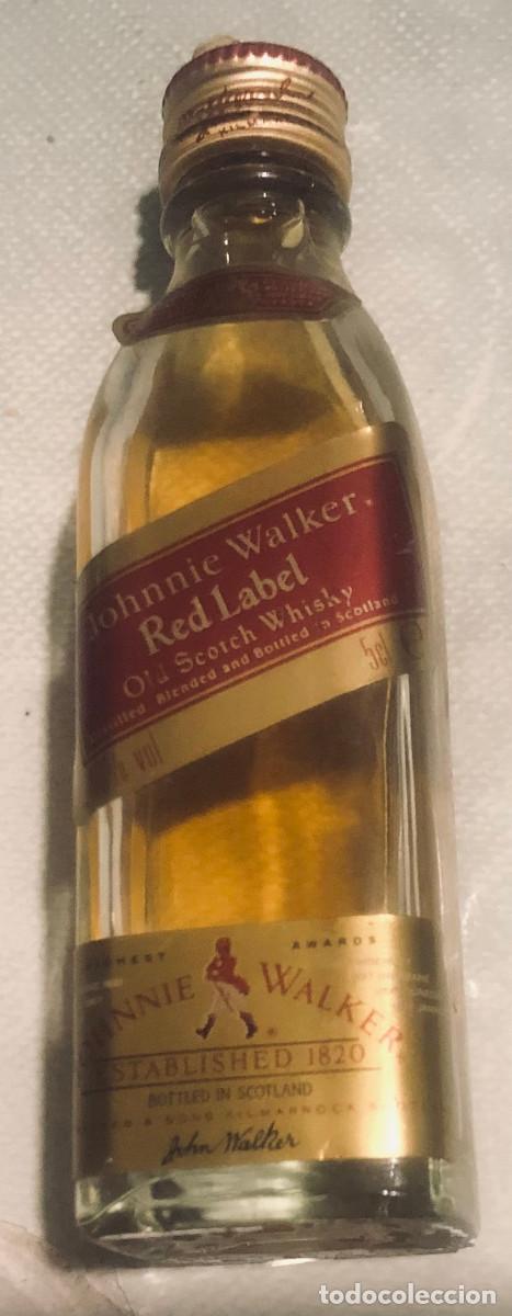 Coleccionismo de vinos y licores: Botellita o botell&iacute;n de whisky Johnnie Walker Red Label. Escocia. A&ntilde;os 90. Cerrada.