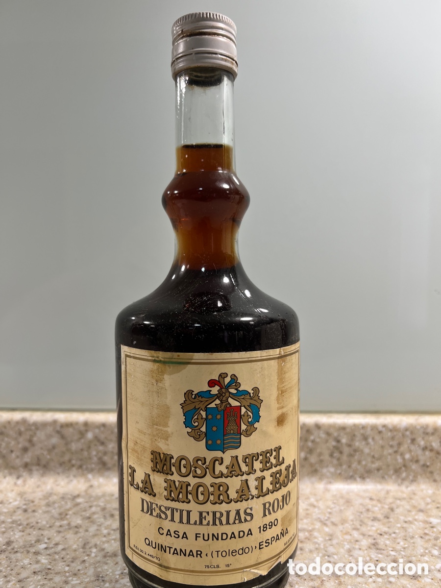 Collection of wines and liquors: Antigua botella MOSCATEL LA MORALEJA QUINTANAR (Toledo) Destiler&iacute;as ROJO