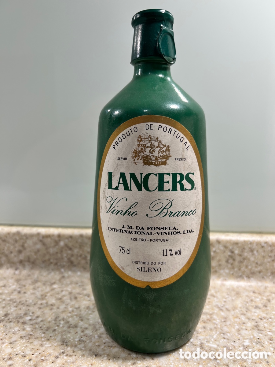 Collection of wines and liquors: Antigua botella Vino BRANCO LANCERS . J.M. FONSECA PORTUGAL Nunca abierta