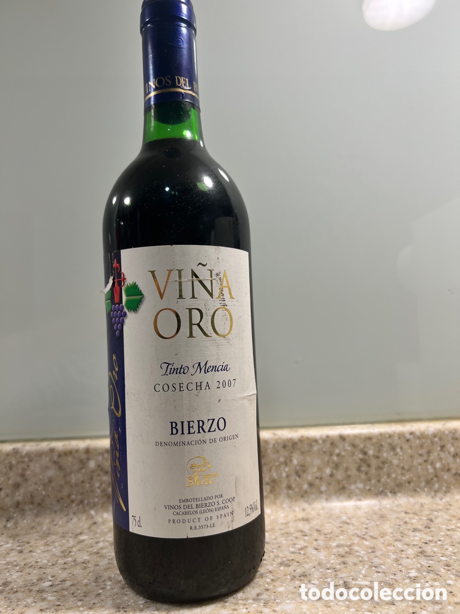 Collection of wines and liquors: Antigua botella Vino Tinto ; VI&Ntilde;A ORO ;TINTO MENCIA Cosecha 2007 *** BIERZO