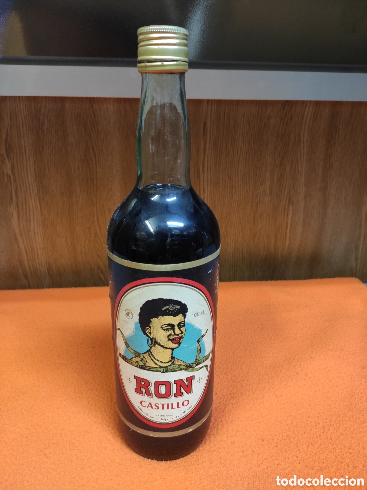Coleccionismo de vinos y licores: Botella de licor antigua.
