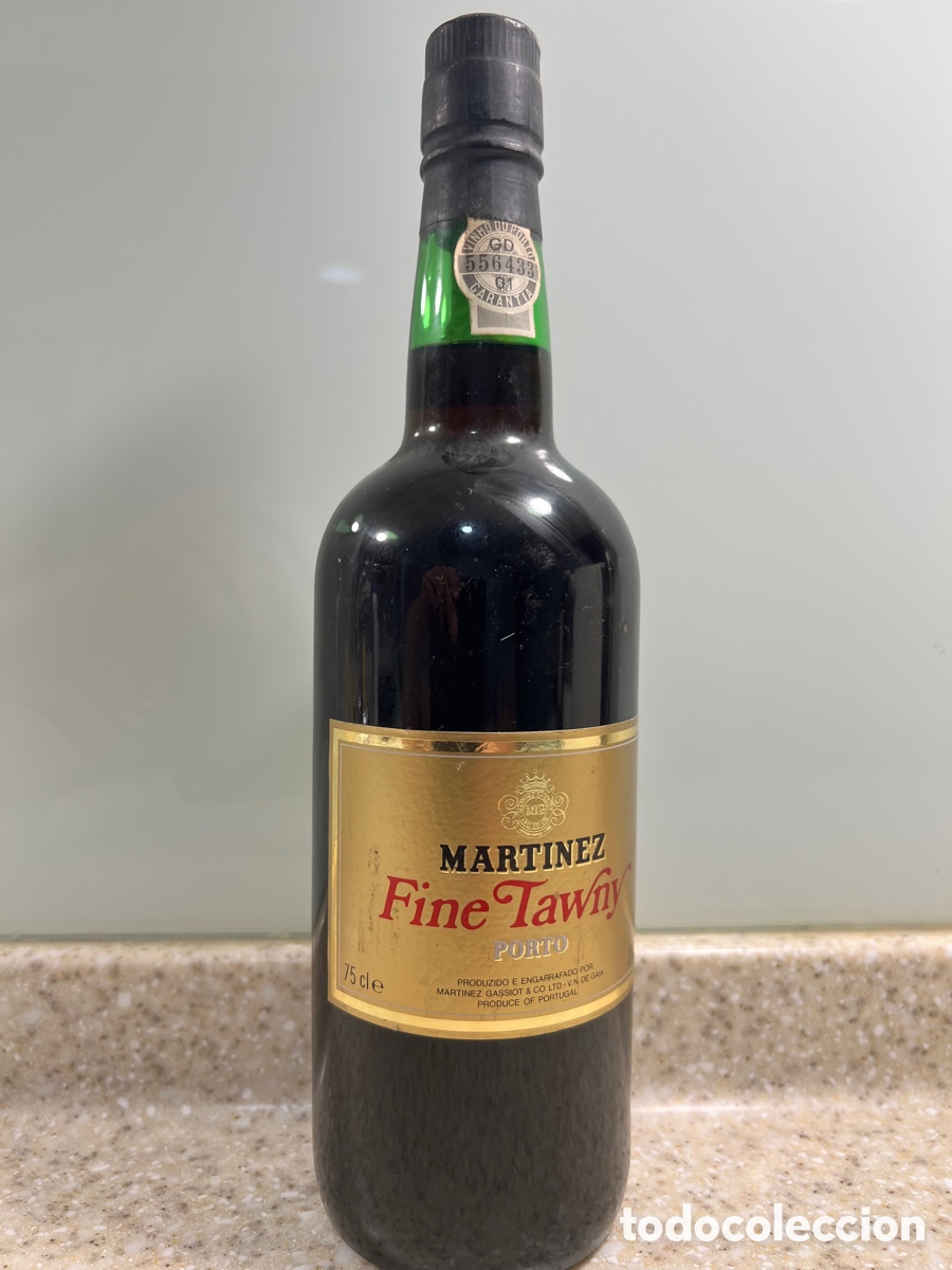 Collection of wines and liquors: Antigua Botella OPORTO FINE TAWNY MART&Iacute;NEZ Llena precintada