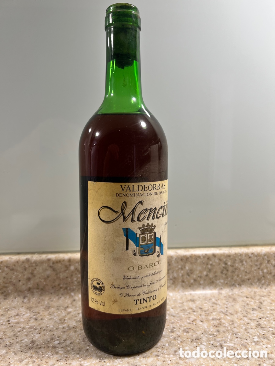Collection of wines and liquors: Antigua botella Vino Tinto MENCI&Ntilde;O / O BARCO DE VALDEORRAS (&Oacute;RENSE) PRECINTO ROTO