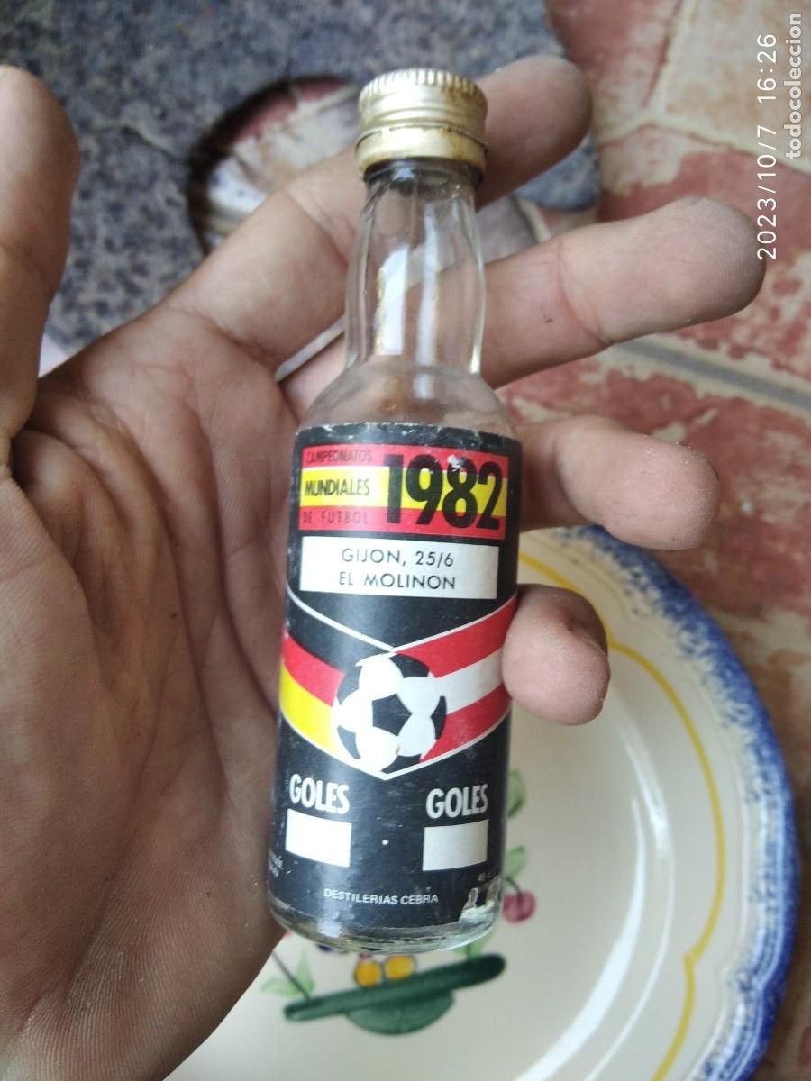 Coleccionismo de vinos y licores: Antiguo botell&iacute;n mini botella destiler&iacute;as Cebra Mundiales 1982 vacia alemania