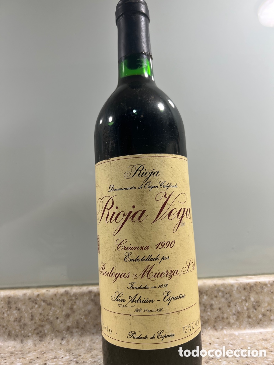 Collection of wines and liquors: Antigua Botella Vino tinto RIOJA VEGA Bodegas Muerza Cosecha 1990 Llena y Precintada