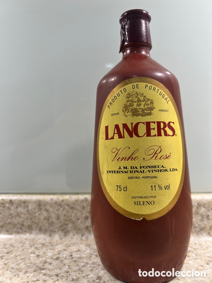 Collection of wines and liquors: Antigua Botella VINO ROSADO LANCERS Portugal A&ntilde;os 80 Llena precintada con su l&iacute;quido original