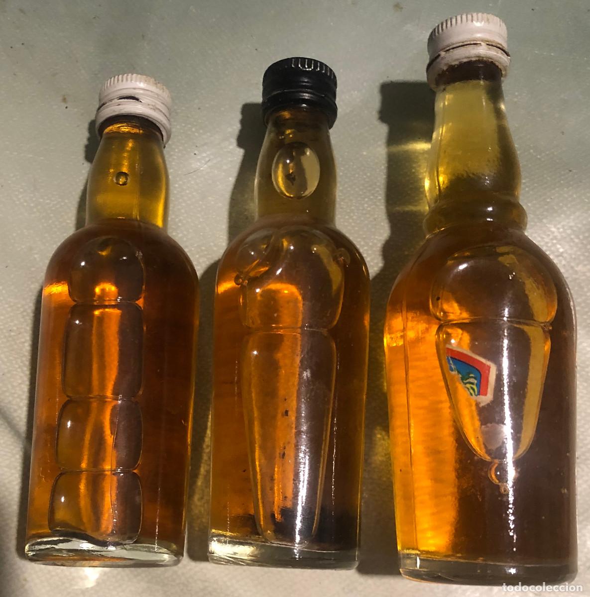 Coleccionismo de vinos y licores: 3 botellitas o botellines de whisky. Sin etiquetas. A&ntilde;os 70. Cerradas.