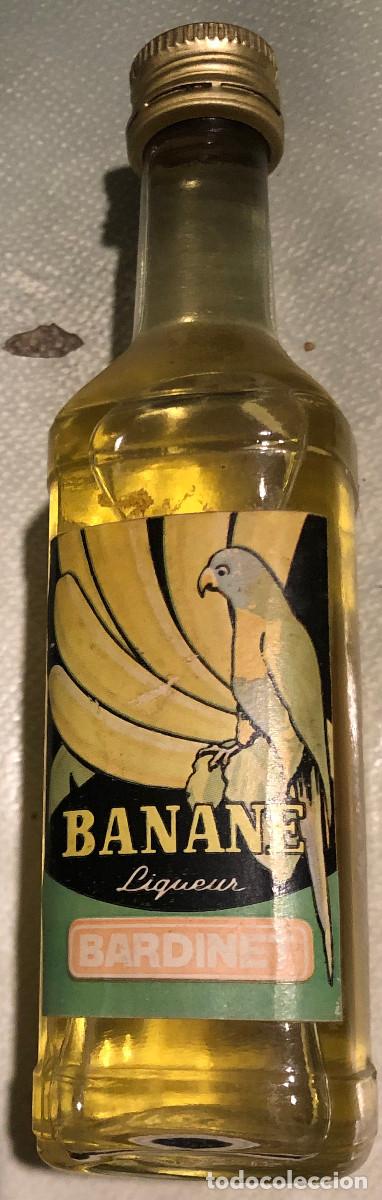Coleccionismo de vinos y licores: Botellita o botell&iacute;n de licor de pl&aacute;tano Bardinet. Bordeaux, Francia. A&ntilde;os 70. Cerrada.