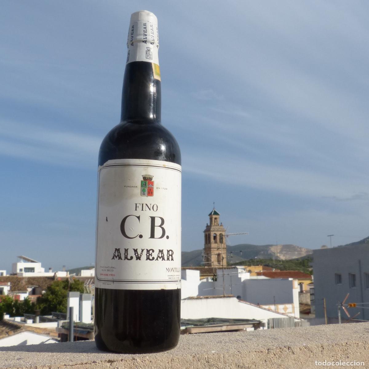 Sammlung von Weinen und Lik&ouml;ren: Antigua botella de fino C.B Alvear, llena con su precinto original, Montilla,