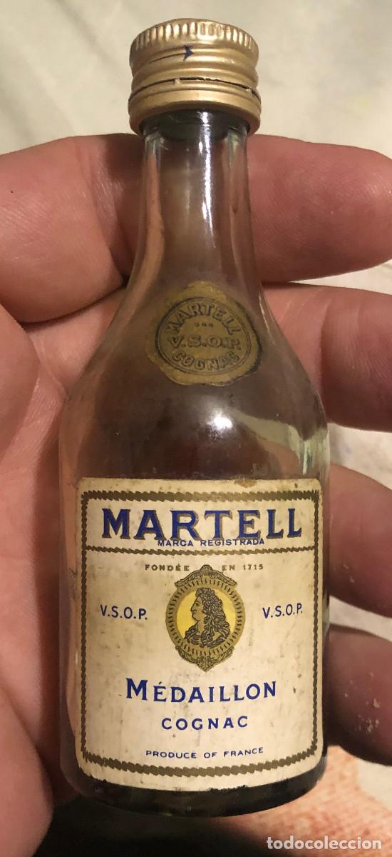 Coleccionismo de vinos y licores: Botellita o botell&iacute;n de cognac Medaillon Martell. Francia. A&ntilde;os 70. Cerrada.