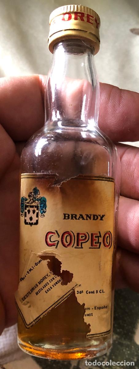 Coleccionismo de vinos y licores: Botellita o botell&iacute;n de brandy Copeo. Destiler&iacute;as Morey, Mallorca. A&ntilde;os 70. Cerrada.
