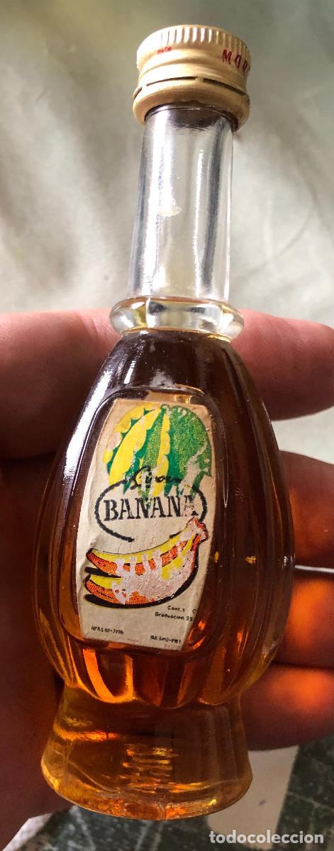 Coleccionismo de vinos y licores: Botellita o botell&iacute;n de licor de pl&aacute;tano. Destiler&iacute;as Morey, Mallorca. A&ntilde;os 70. Cerrada.