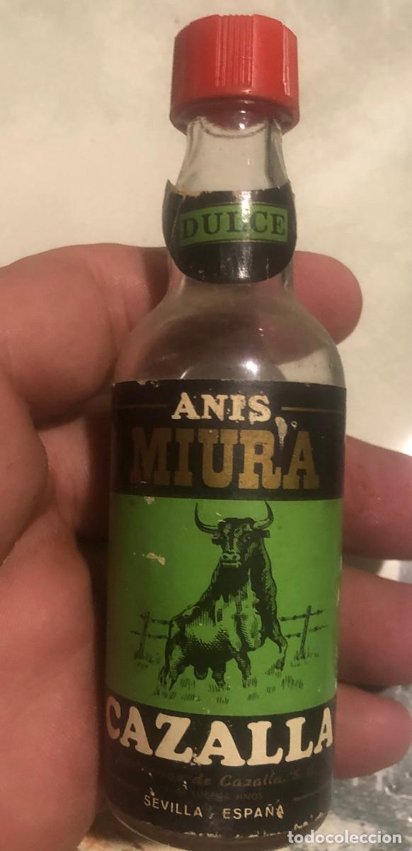 Sammlung von Weinen und Lik&ouml;ren: Botellita o botell&iacute;n de an&iacute;s Miura. Cazalla de la Sierra, Sevilla. A&ntilde;os 70. Cerrada.