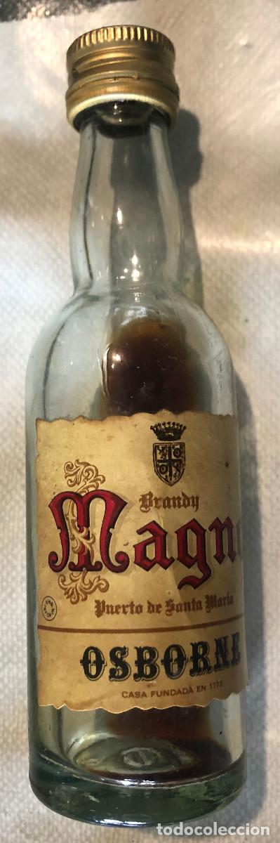 Coleccionismo de vinos y licores: Botellita o botell&iacute;n de brandy Magno. Osborne. El Puerto de Santa Mar&iacute;a. A&ntilde;os 70. Cerrada.