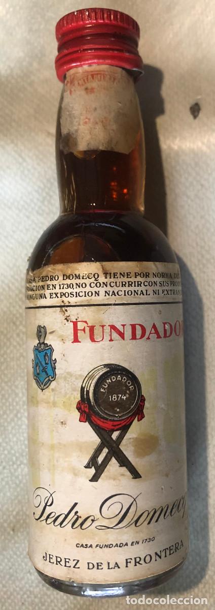Coleccionismo de vinos y licores: Botellita o botell&iacute;n de brandy Fundador. Domecq. Jerez. A&ntilde;os 70. Cerrada.