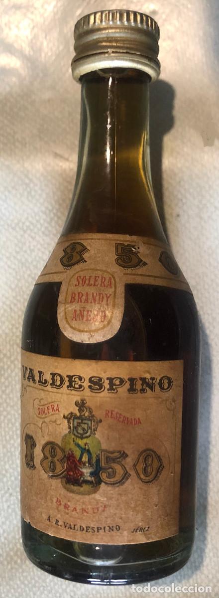Coleccionismo de vinos y licores: Botellita o botell&iacute;n de brandy 1850. Valdespino. Jerez. A&ntilde;os 70. Cerrada.