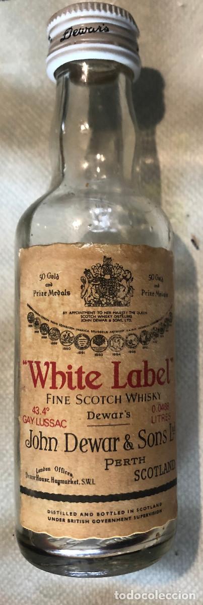 Coleccionismo de vinos y licores: Botellita o botell&iacute;n de whisky Dewar's White Label. A&ntilde;os 70. Cerrada.