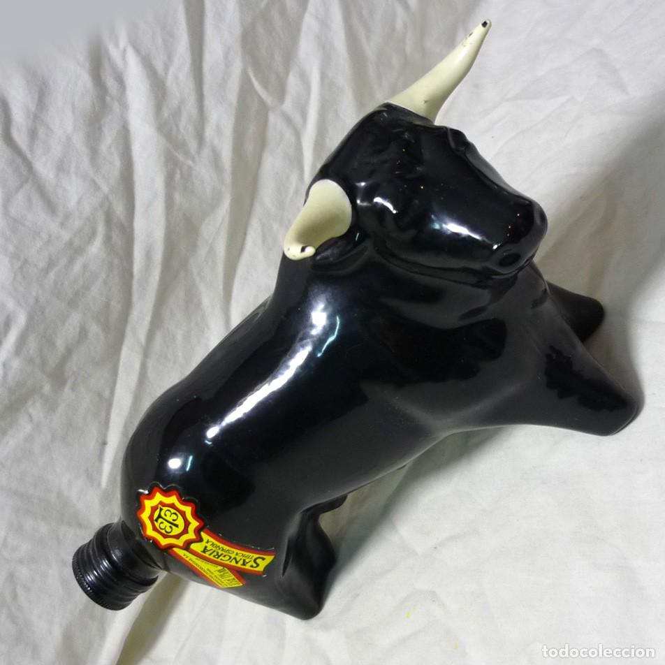 Coleccionismo de vinos y licores: Botella de cristal de sangr&iacute;a t&iacute;pica espa&ntilde;ola en forma de toro, sin abrir
