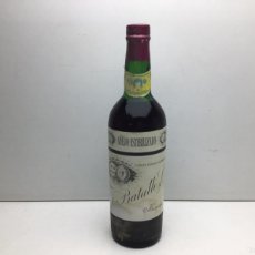 Coleccionismo de vinos y licores: ANTIGUA BOTELLA VINO AÑEJO ESTERILIZADO BATALLE - VINO FINO SUPERIOR -MARCA SOL Y TIERRA- BARCELONA