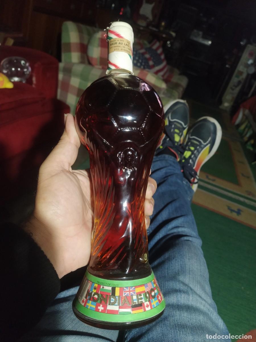 Coleccionismo de vinos y licores: Mondiale 90 .CASTEL DEL MONTE. ROSATO. Product of Italy. Botella recreaci&oacute;n copa del mundo de f&uacute;tbol