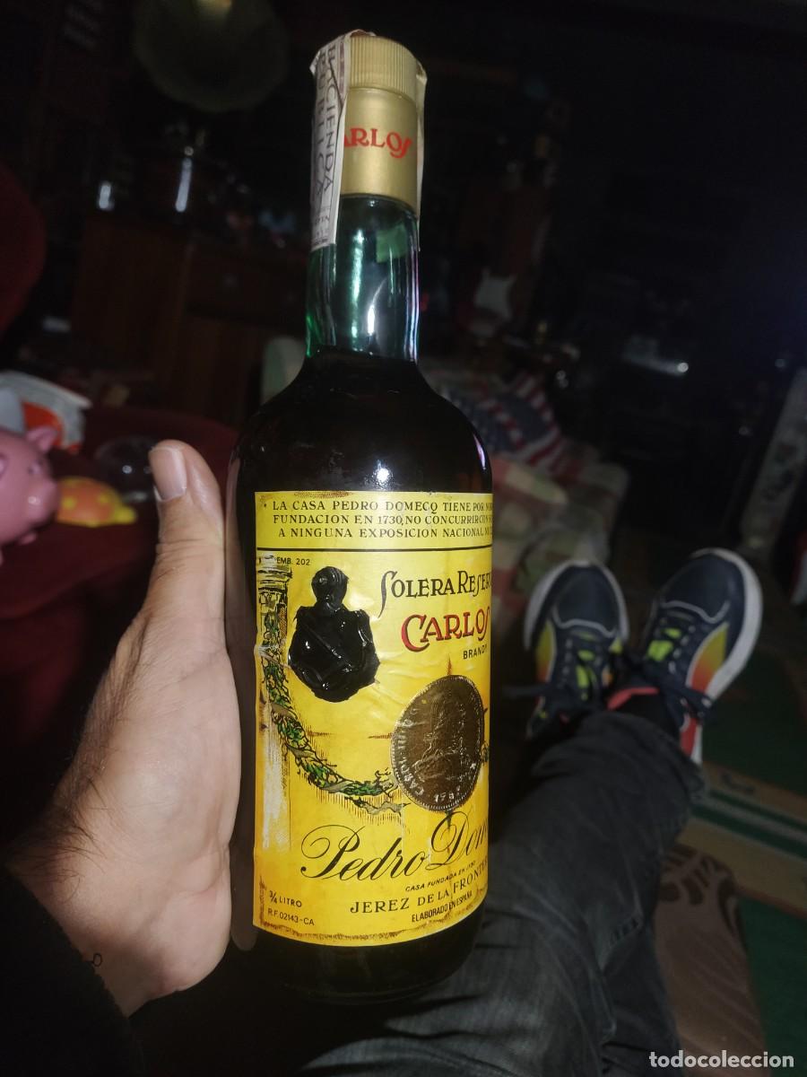 Coleccionismo de vinos y licores: CARLOS III.. sello 4 PESETAS.. botella de Brandy, solera reservada, llena y precintada. A&ntilde;os 60 / 70