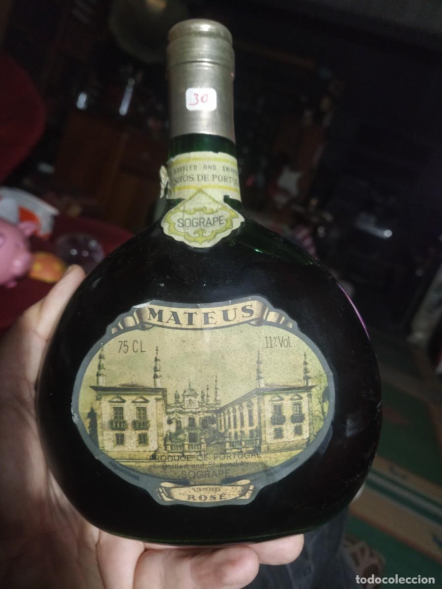 Coleccionismo de vinos y licores: Mateus vinho rose, antigua botella vino rosado porto - Portugal . 75cl. Llena y precintada. A&ntilde;os 70.
