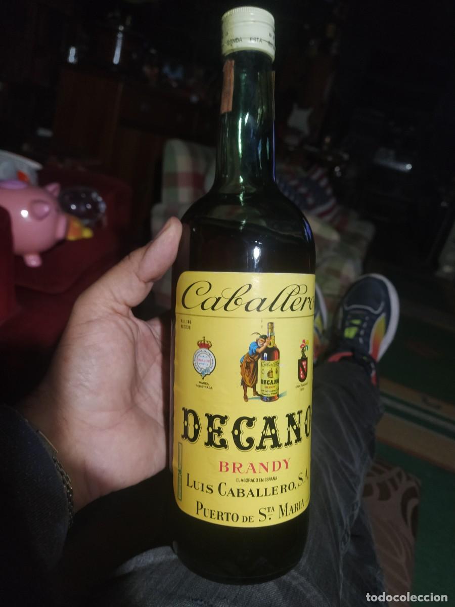 Coleccionismo de vinos y licores: CABALLERO DECANO .. BRANDY. IMPUESTO DE 4 PTS, a&ntilde;os 60-70. BOTELLA PRECINTADA..1 LITRO..35&deg;.