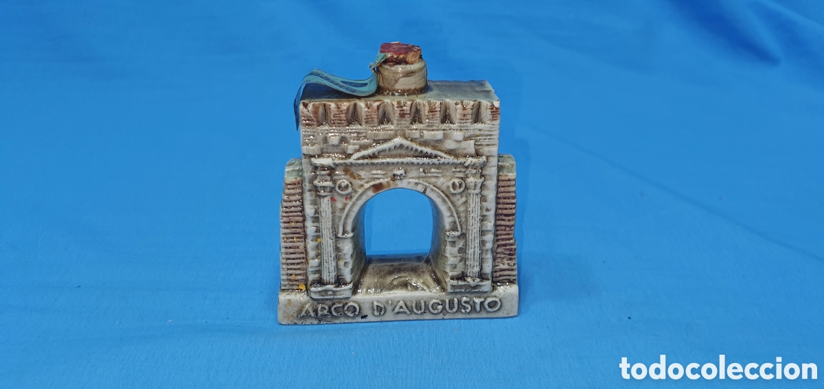 Coleccionismo de vinos y licores: BOTELLIN FIGURA ARCO DE AUGUSTO. LICOR DE SAMBUCA. SIN ABRIR