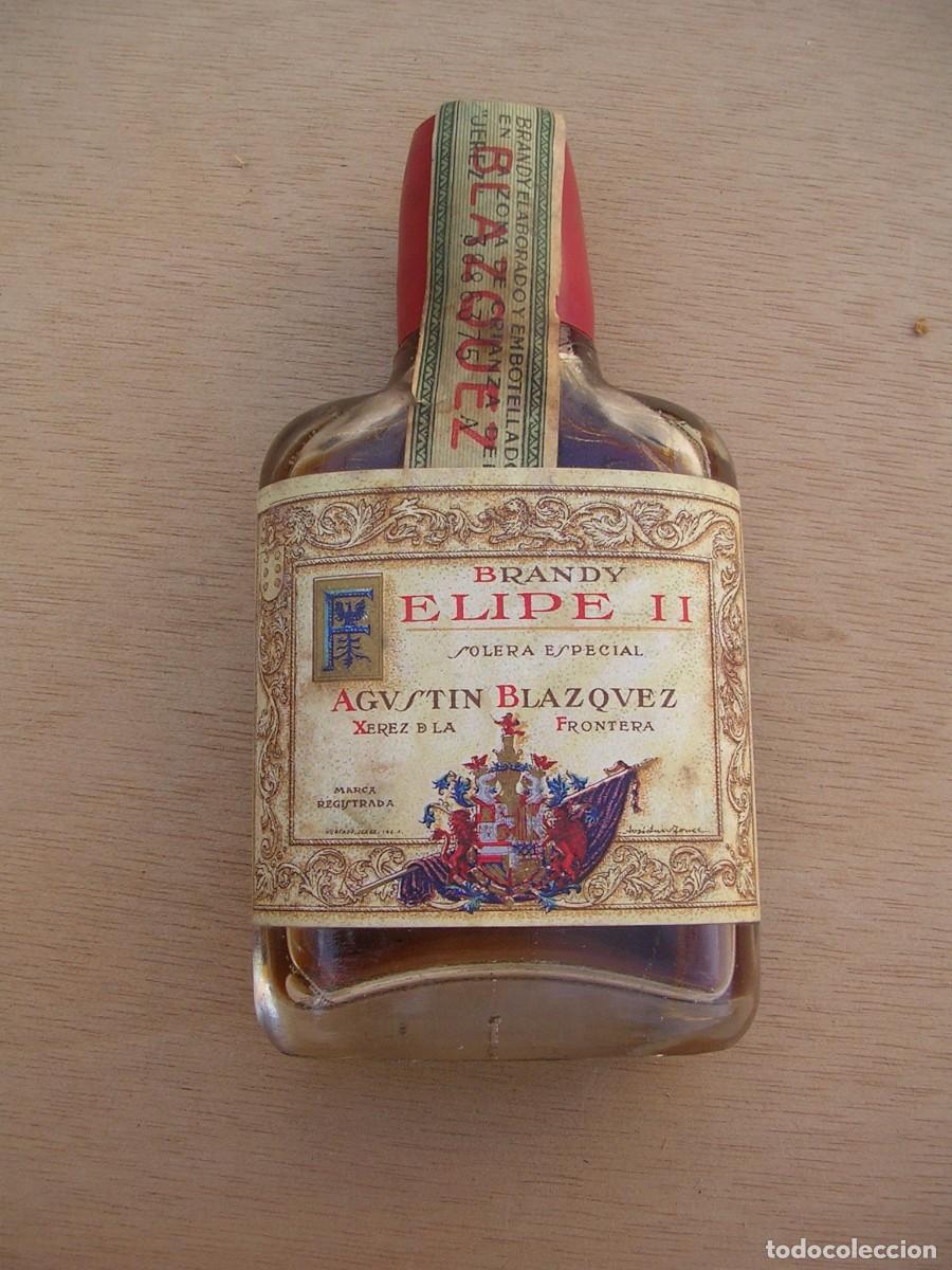 Coleccionismo de vinos y licores: BOTELLA, BOTELLIN, PETACA, BRANDY FELIPE II , PRECINTADA IMPUESTO 4 CENTIMOS