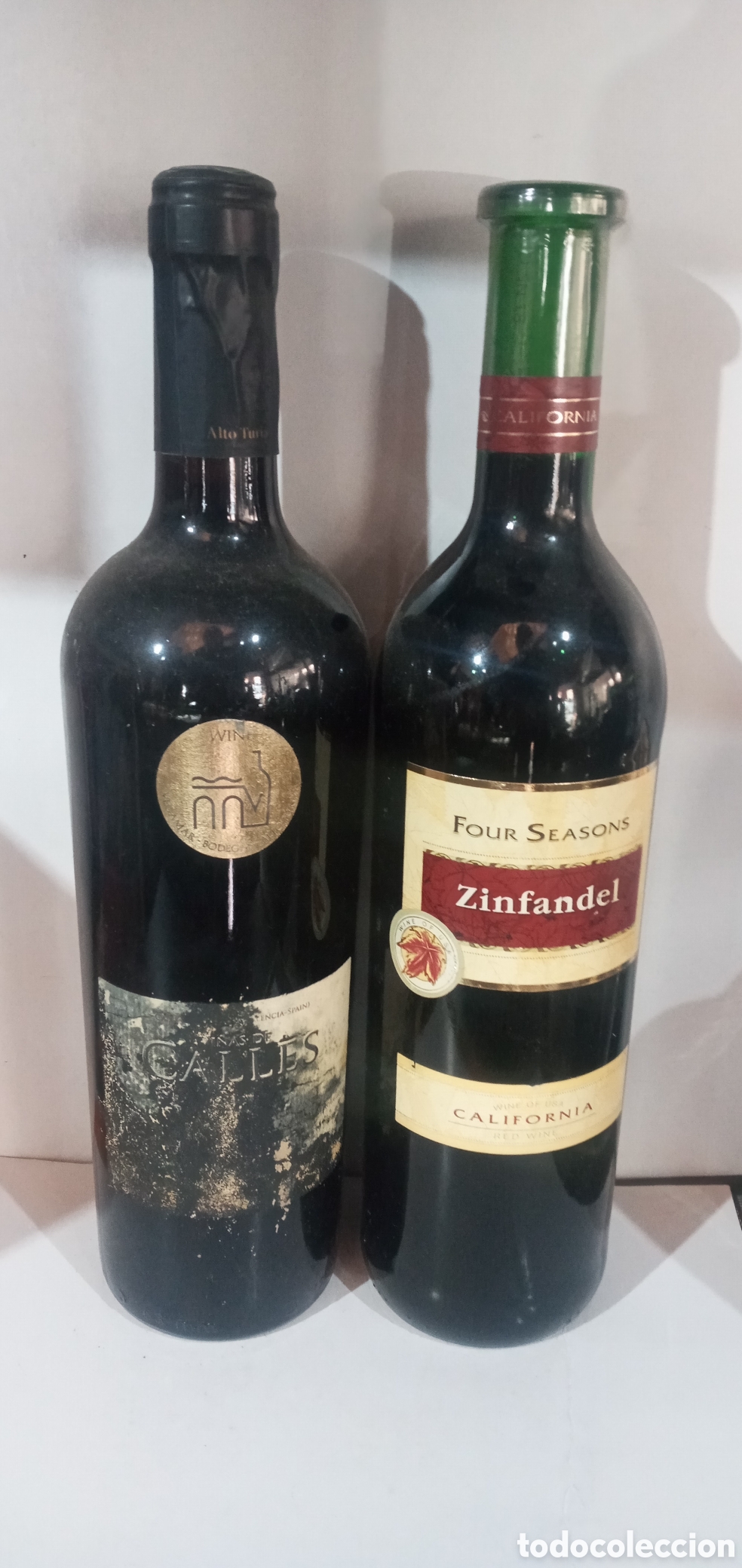 Sammlung von Weinen und Lik&ouml;ren: LOTE DE DOS BOTELLAS DE VINO.VI&Ntilde;AS DE CALLES RESERVA Y FOUR SEASON ZINFANDEL CALIFORNIA USA.
