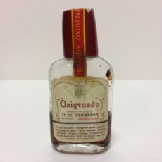 Coleccionismo de vinos y licores: OXIGENADO BRANDY DE JEREZ - DIEZ HERMANOS - PEQUEÑA BOTELLA / PETACA (13CM) - 1950S