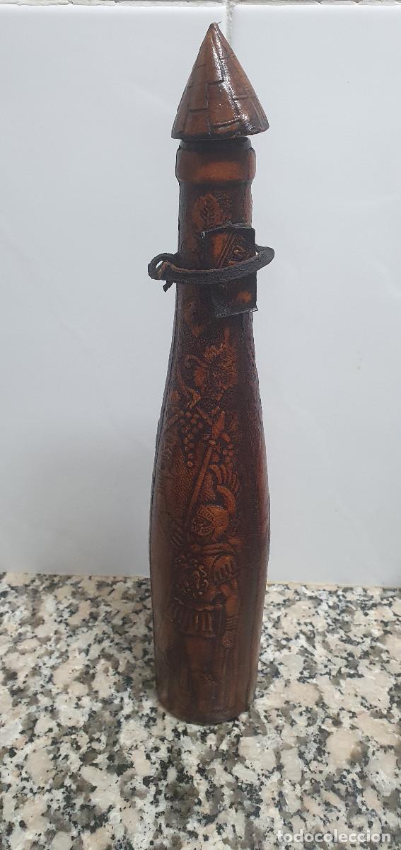 Coleccionismo de vinos y licores: ANTIGUA, BOTELLA CO&Ntilde;AC ESPA&Ntilde;A CUERO REPUJADO.
