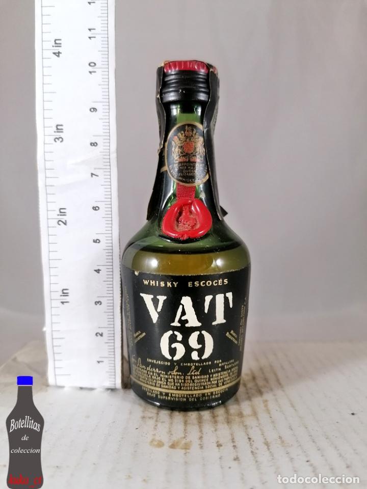 Collection of wines and liquors: BOTELLITA BOTELLIN WHISKY VAT 69 LEITH SCOTLAND CARACAS VENEZUELA
