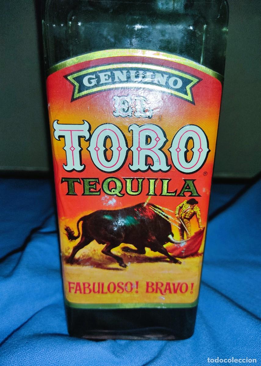 Coleccionismo de vinos y licores: ANTIGUA BOTELLA DE TEQUILA GENUINO EL TORO FABULOSO BRAVO MEXICO PRECINTADA