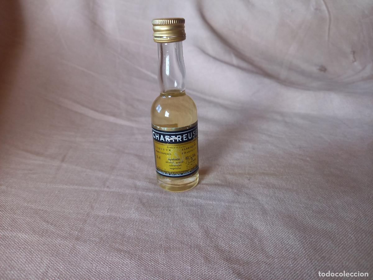 Coleccionismo de vinos y licores: Botella de chartreuse Francia - Foto 1