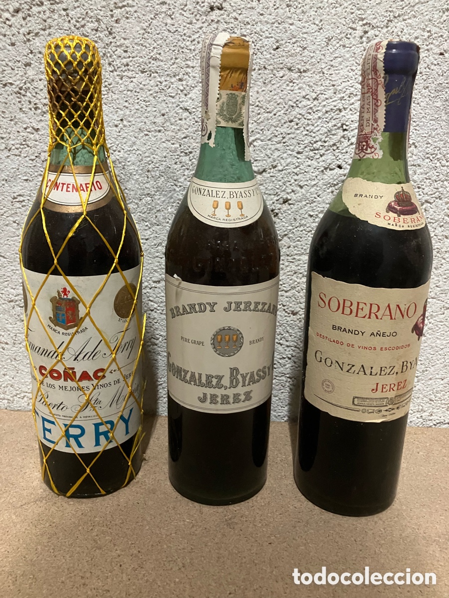 Colecionismo de vinhos e licores: Botellas antiguas a&ntilde;os 40. Co&ntilde;ac Terry, brandy Jerez, brandy Soberano.